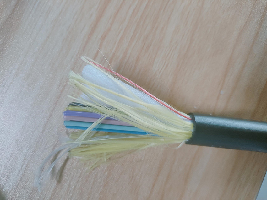 Single Mode G652D Aerial Fiber Optic Cable ADSS 100M Rentangkan Semua Dielektrik 48 Cores