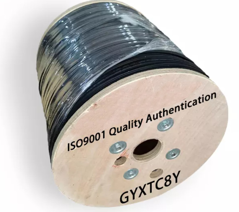 GYXTC8Y Outdoor Fig8 Kabel Serat Optik 2 4 6 8 12 Anggota Kekuatan Kawat Baja Inti Udara